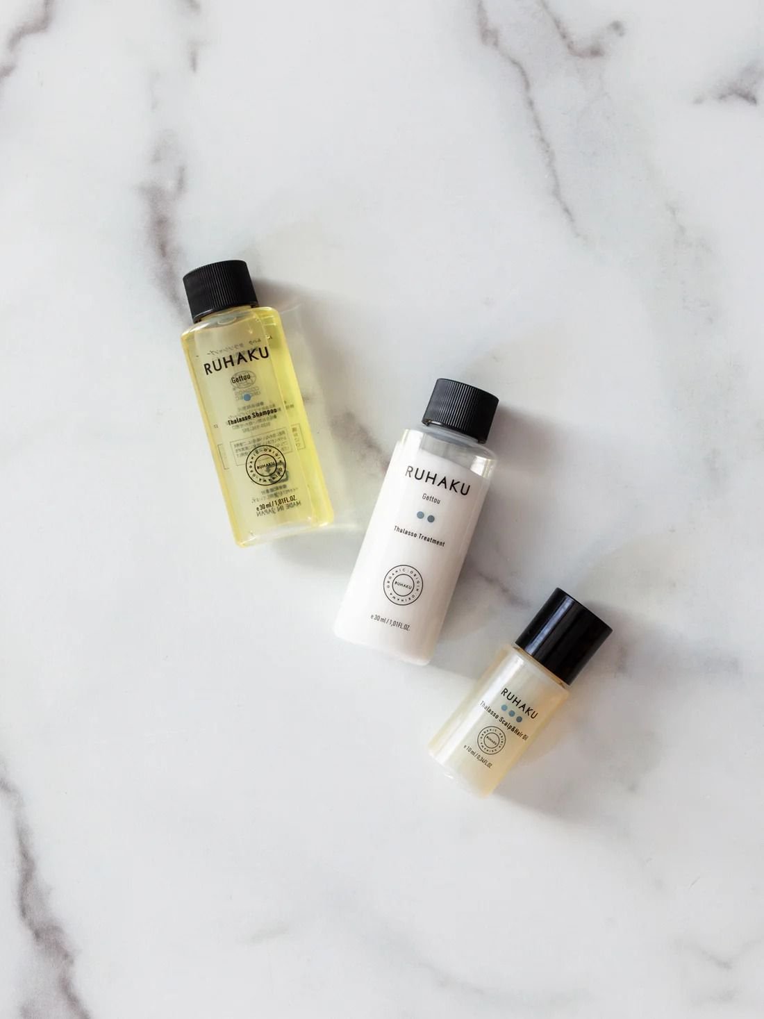 Trio de soins hôteliers sur marbre
