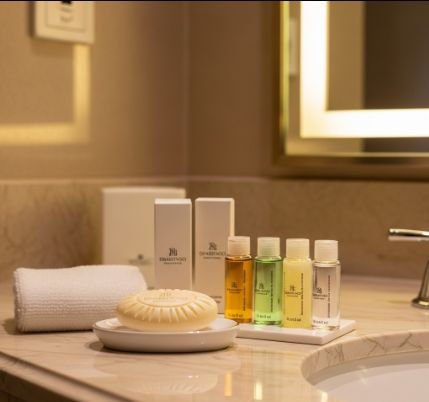 Produits d’accueil installés dans une salle de bain d’hôtel